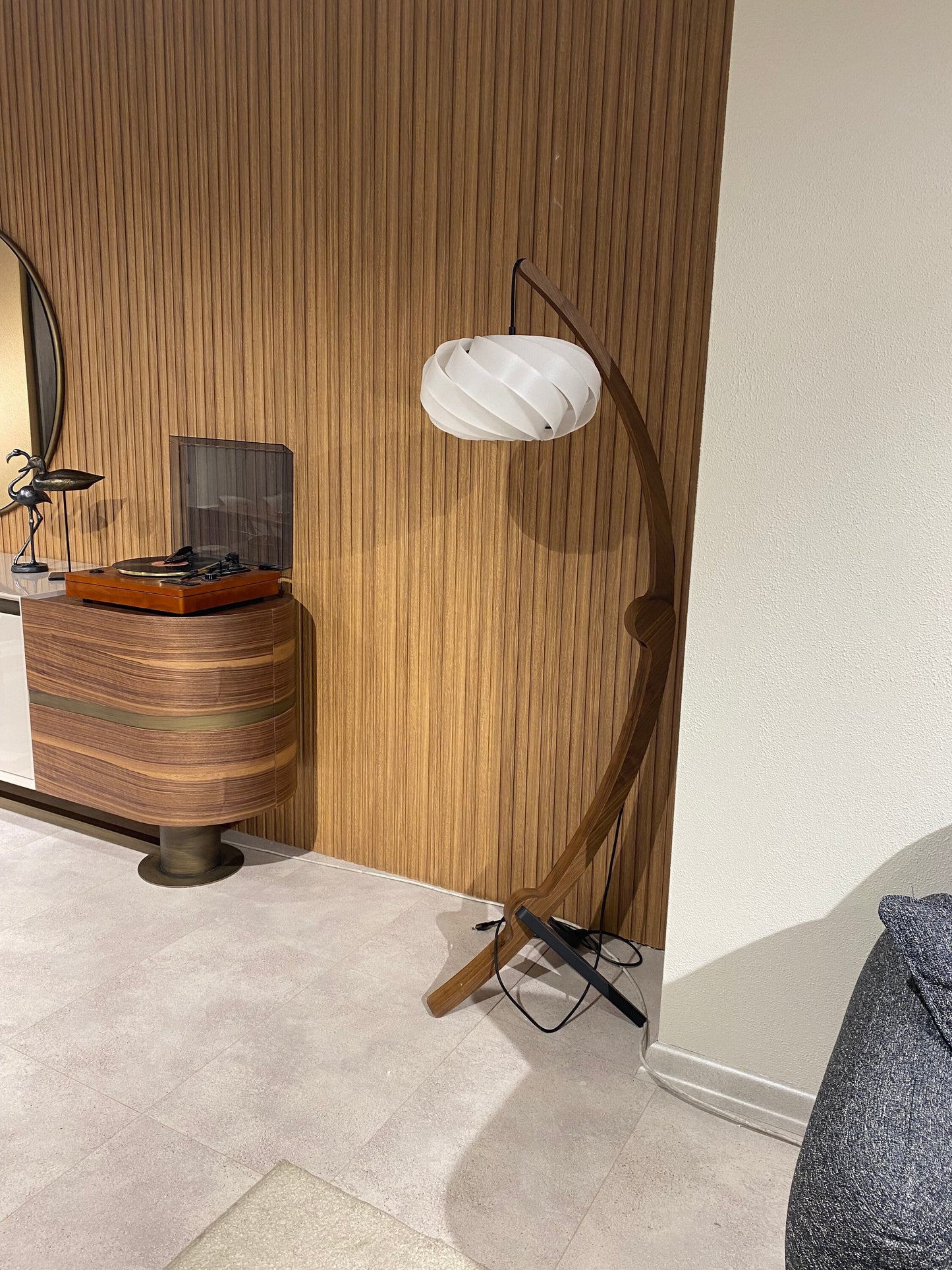 Wood floor lamp | Wood light | Mid Century Modern | White lamp | Natural Wood | Scandinavian design | Minimalist lifestyle | Unique lamp